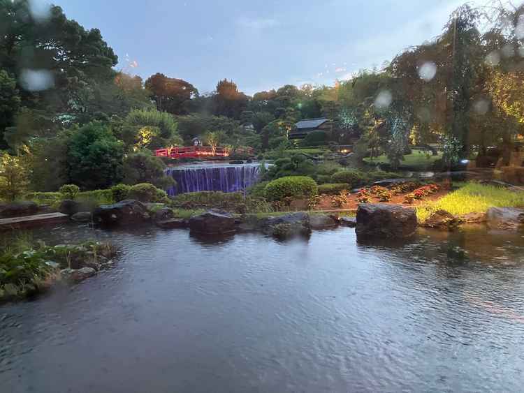 鳳凰の披露宴会場から見える庭園。滝や橋が見えてとても素敵でした。