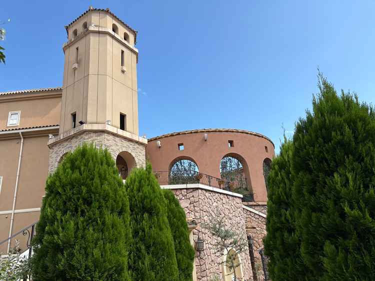 南フランスの上品な外観にナチュラルな雰囲気が調和していて非日常感が強い印象でした。