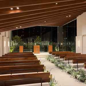 式場で大きな窓が二面にあります。