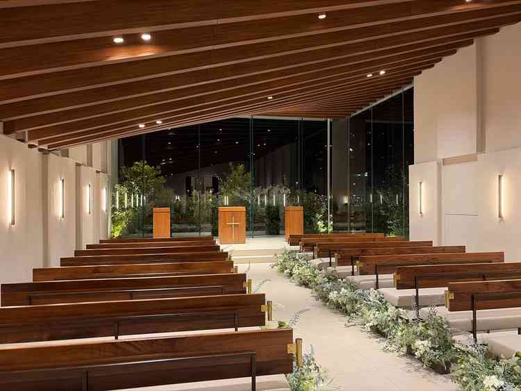 式場で大きな窓が二面にあります。