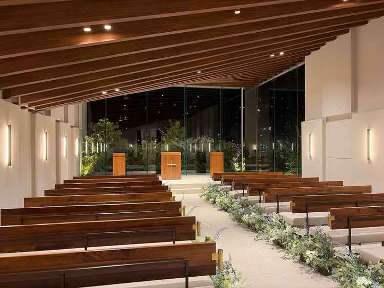 式場で大きな窓が二面にあります。