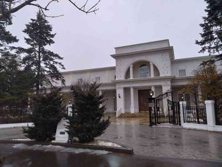 貴賓館と呼ばれる結婚式場。豪華な雰囲気です。