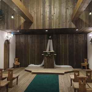 2階にあるチャペルです。木目がおしゃれで落ち着いた雰囲気が素敵でした。椅子も可愛らしく気に入ってます