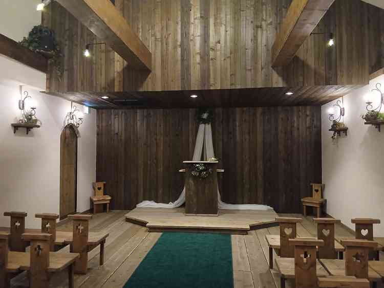 2階にあるチャペルです。木目がおしゃれで落ち着いた雰囲気が素敵でした。椅子も可愛らしく気に入ってます