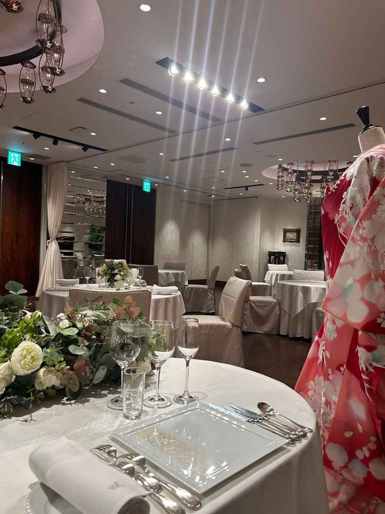 披露宴の会場です。新郎新婦からの目線に座らせていただきました。