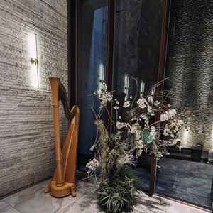 チャペル内にあるハープ。実際に式を挙げる時に弾いてくれるそうです。