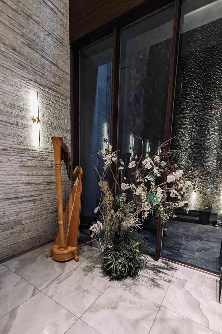 チャペル内にあるハープ。実際に式を挙げる時に弾いてくれるそうです。