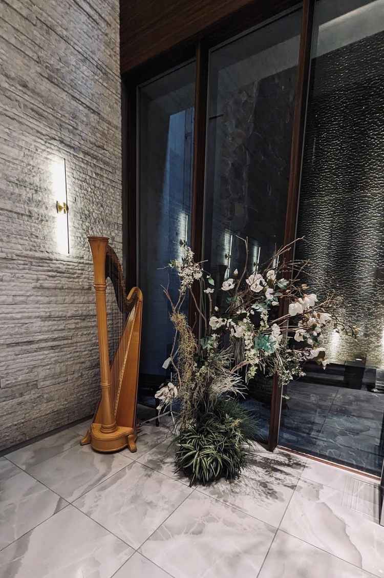 チャペル内にあるハープ。実際に式を挙げる時に弾いてくれるそうです。