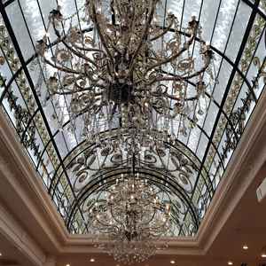 披露宴会場　天井は雨天でも関係なくライトで光らせているそうです