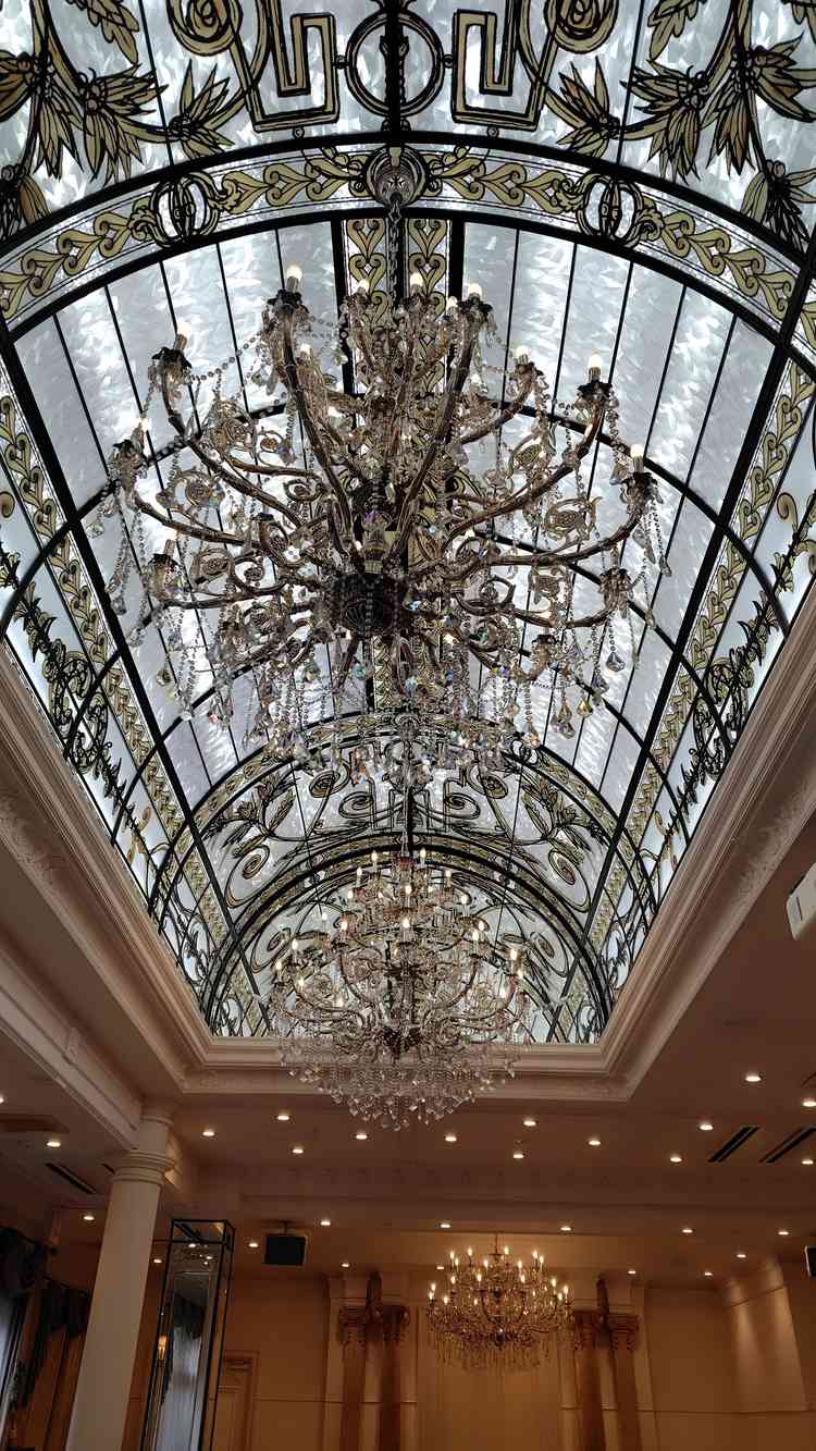 披露宴会場　天井は雨天でも関係なくライトで光らせているそうです