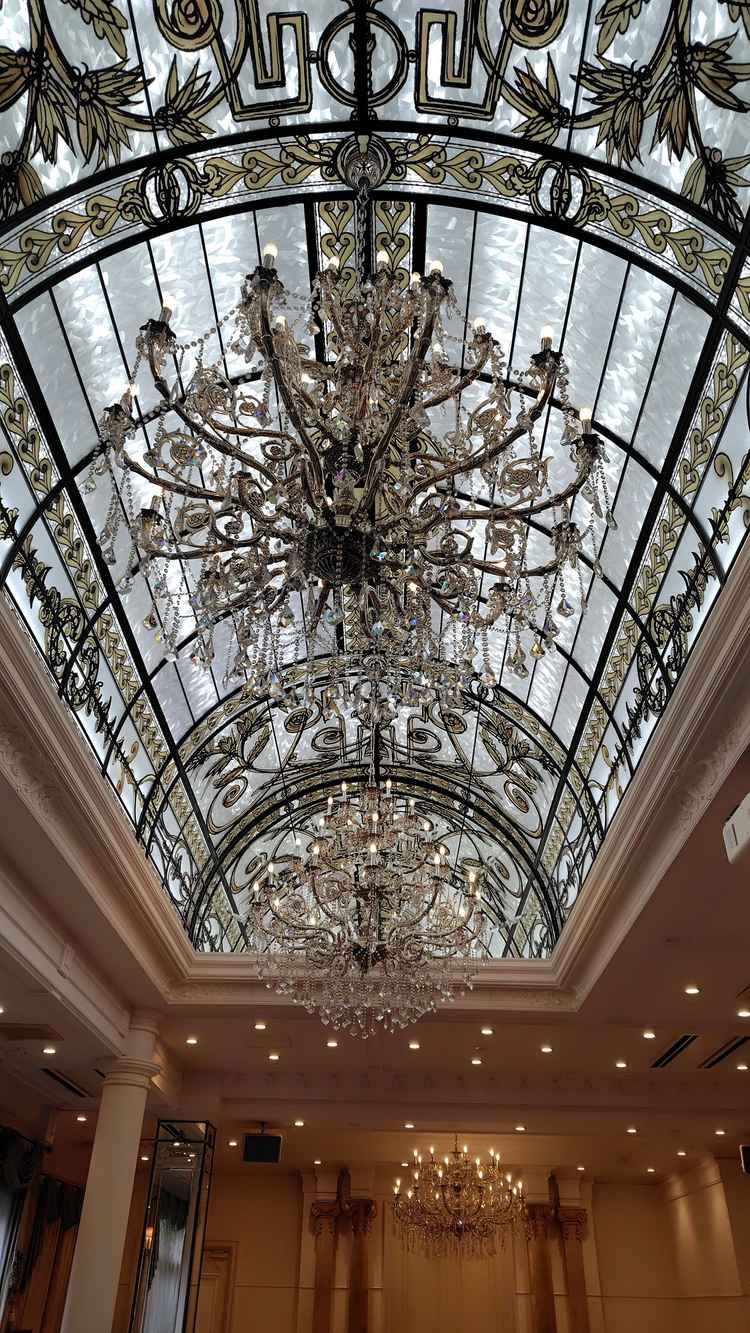 披露宴会場　天井は雨天でも関係なくライトで光らせているそうです