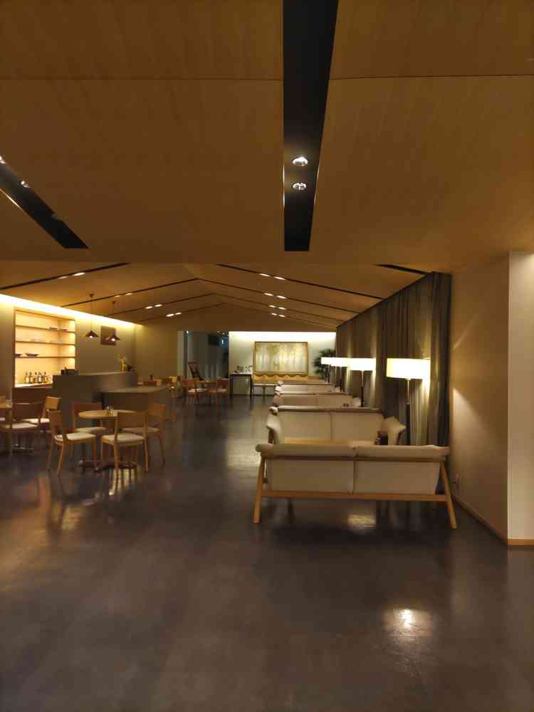 参列者の控え室です。大きなバーカウンターがあります。ゆったりとした時間を過ごせます。