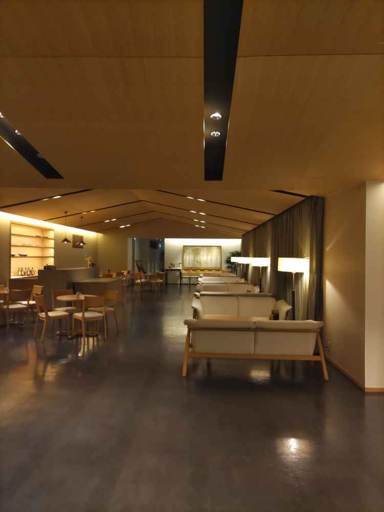 参列者の控え室です。大きなバーカウンターがあります。ゆったりとした時間を過ごせます。