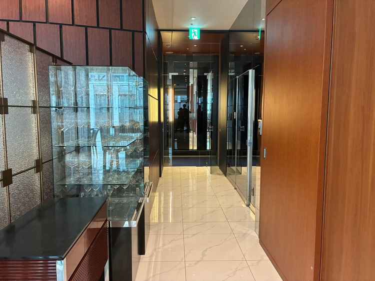 新郎新婦が入場してくる廊下です。すりガラスの向こうにゲストが待っているという演出ができます。