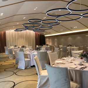 披露宴会場の写真。チャペルと同じ円のモチーフがありました。窓が新郎新婦側しかなくやや閉鎖的な雰囲気？