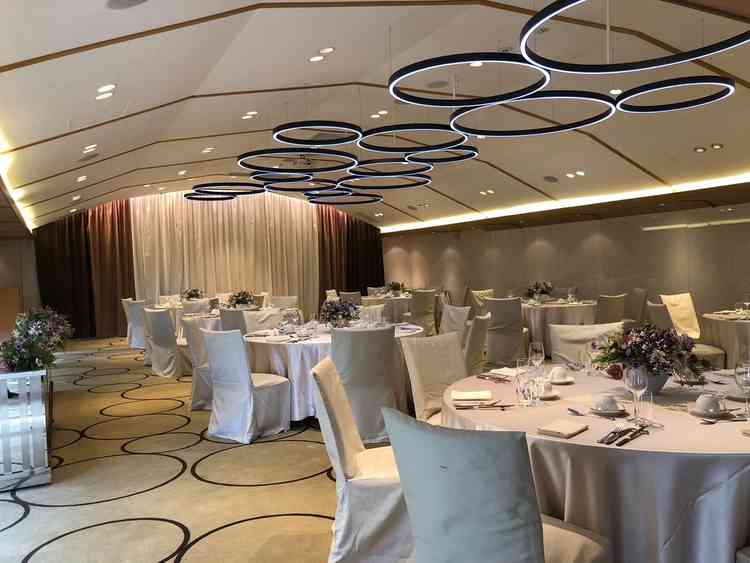 披露宴会場の写真。チャペルと同じ円のモチーフがありました。窓が新郎新婦側しかなくやや閉鎖的な雰囲気？