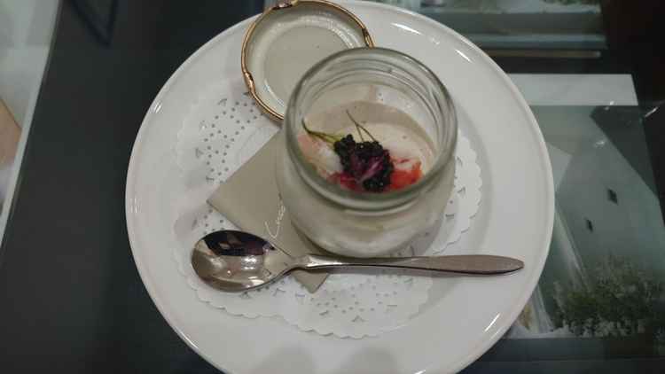 前菜のカニのムース。上にカニの身とキャビアが乗っている。