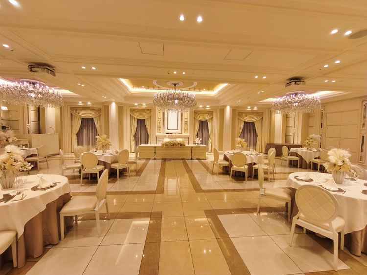 披露宴会場は会場後方にも新郎新婦用のソファが用意されており、後方のゲストとやり取りが出来て良かった。