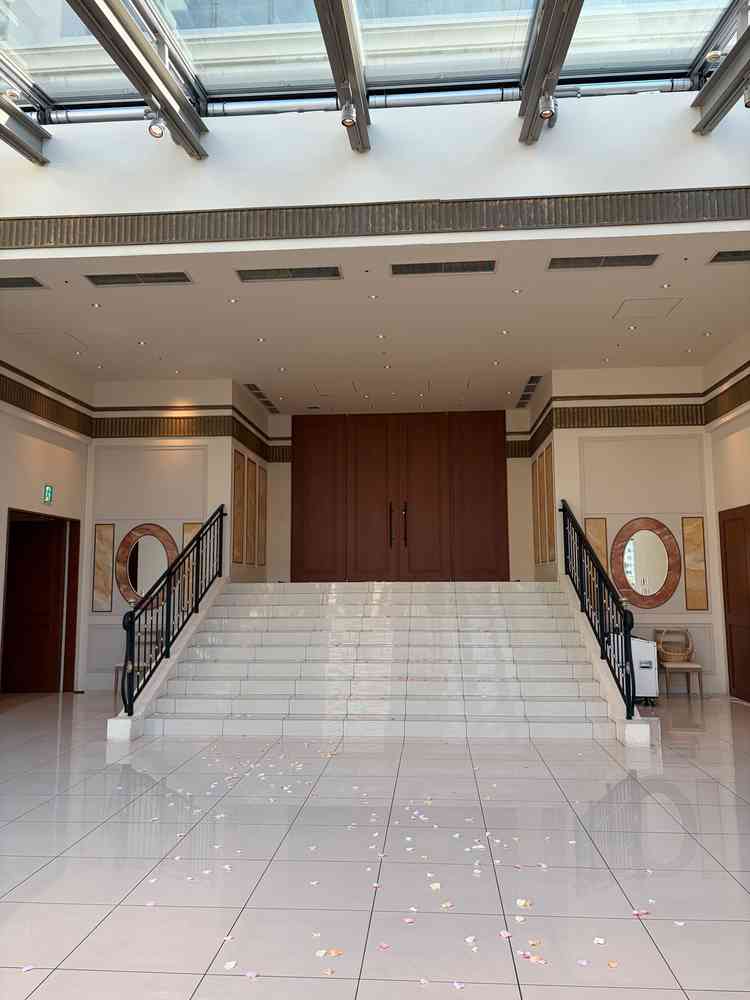 フラワーシャワーなどをする場所の写真。屋根があり、雨天にも対応できる。