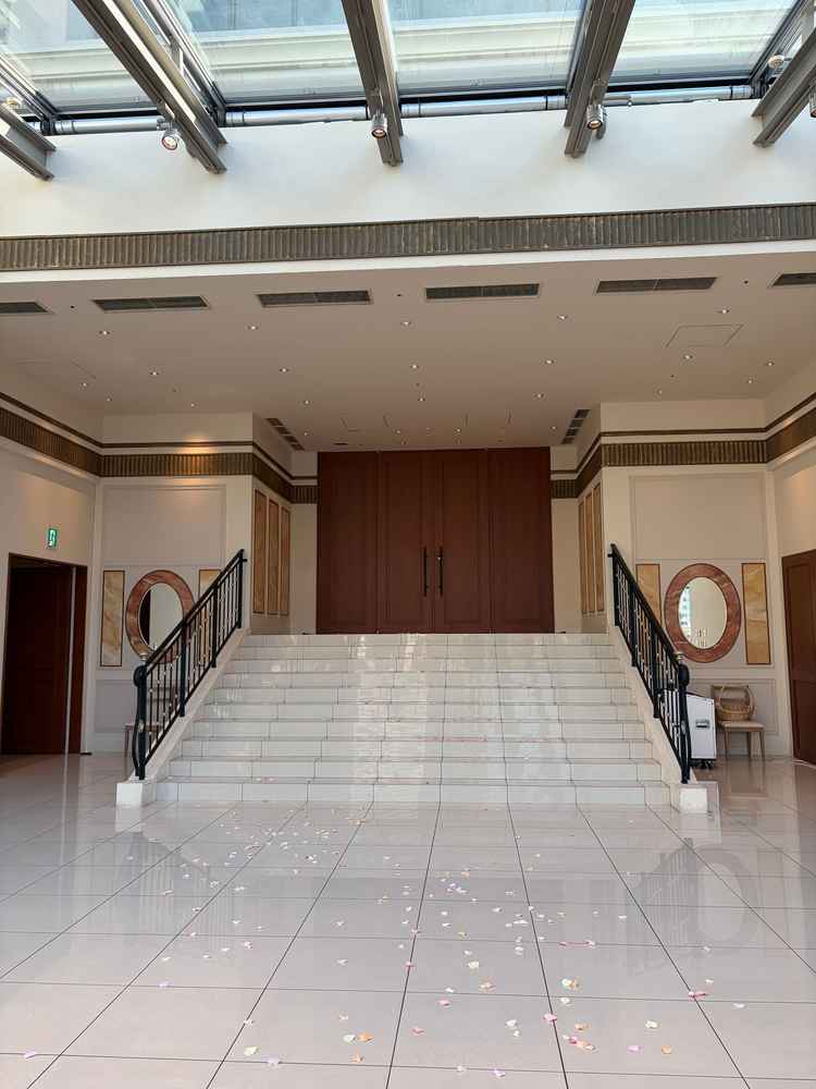 フラワーシャワーなどをする場所の写真。屋根があり、雨天にも対応できる。