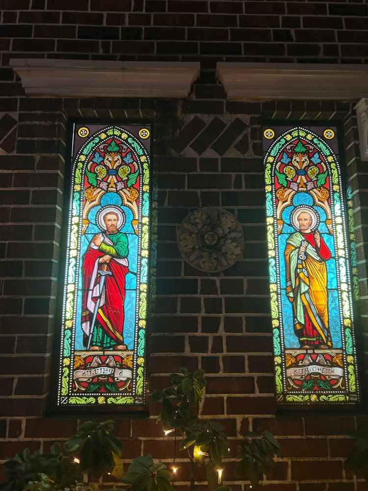 建物の外壁にもステンドグラスがありました。夜はライトアップされ、より一層綺麗でした。