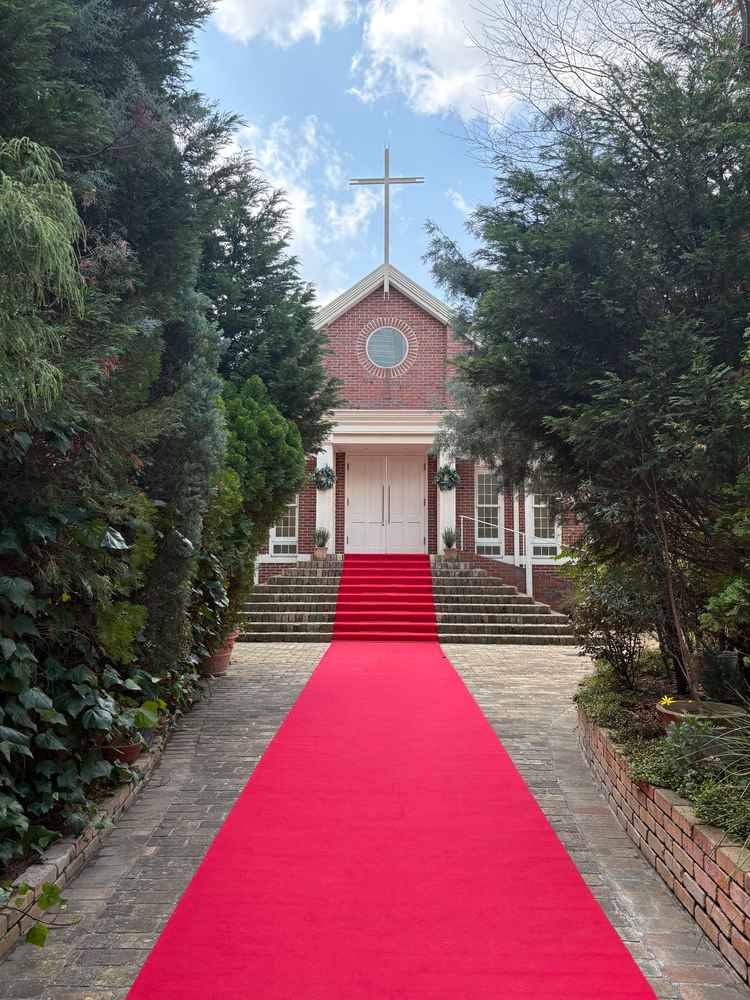 非現実的な雰囲気のチャペル外観