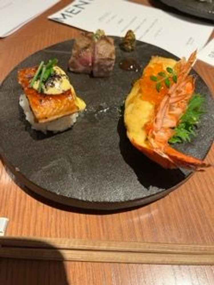 鰻の握り、エビとイクラの焼き料理、黒毛和牛サーロインステーキ