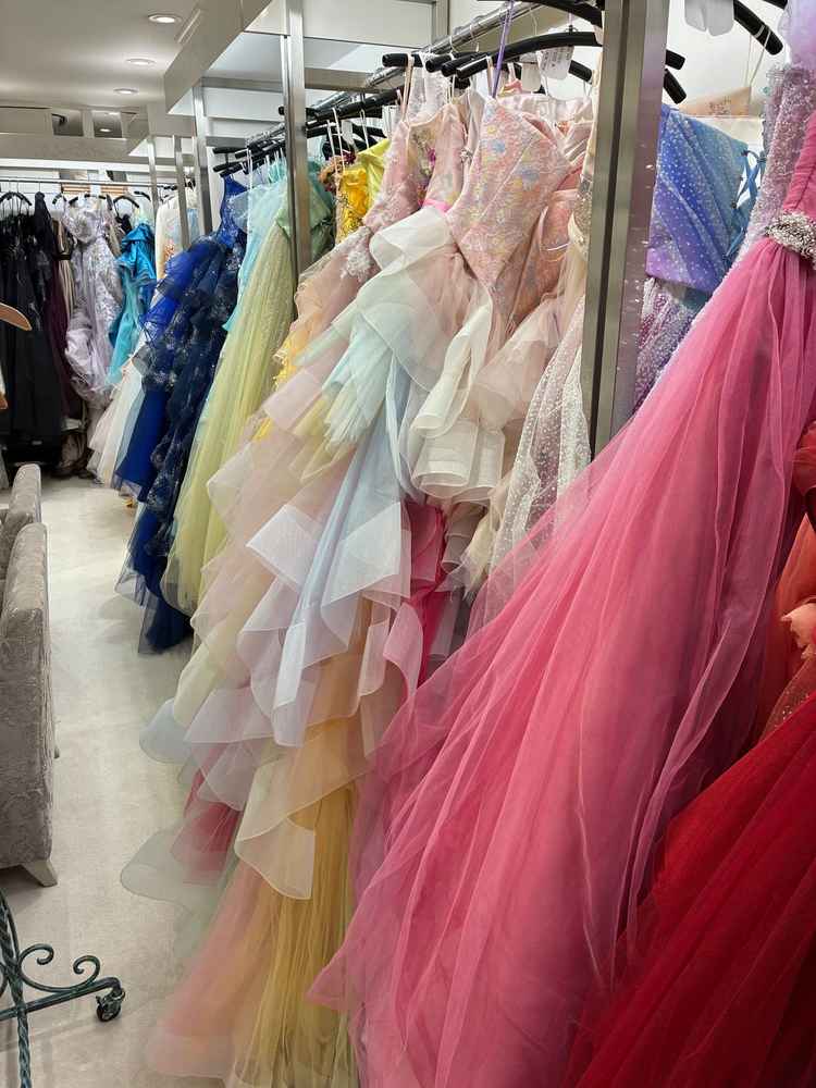 衣装室。いろんな色の衣装やディズニー衣装もあり他にもレンタル衣装のところと提携していていっぱいある