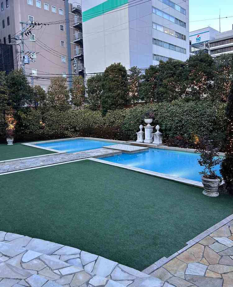 プール付きの庭。広々していてビアガーデンもできる。