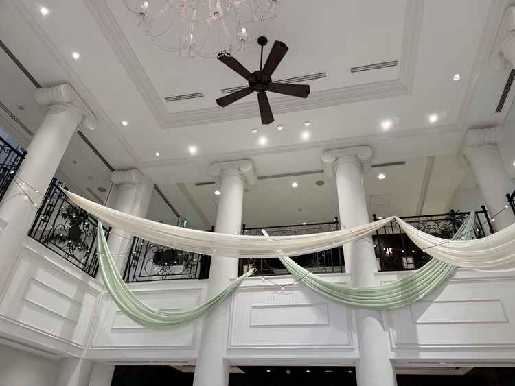 白を基調とした開放感のあるロビーで、天井も高くとても上品な空間でした。