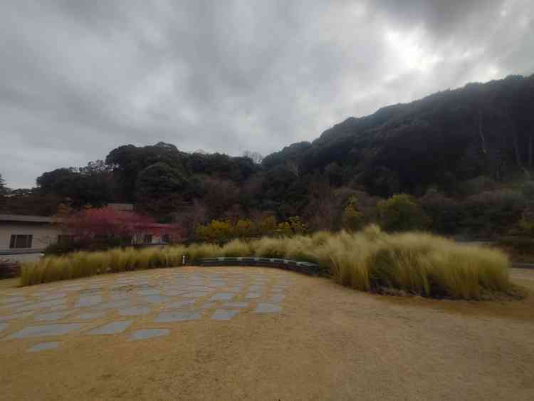 披露宴会場から東山を一望できるスペースに出ることができます。