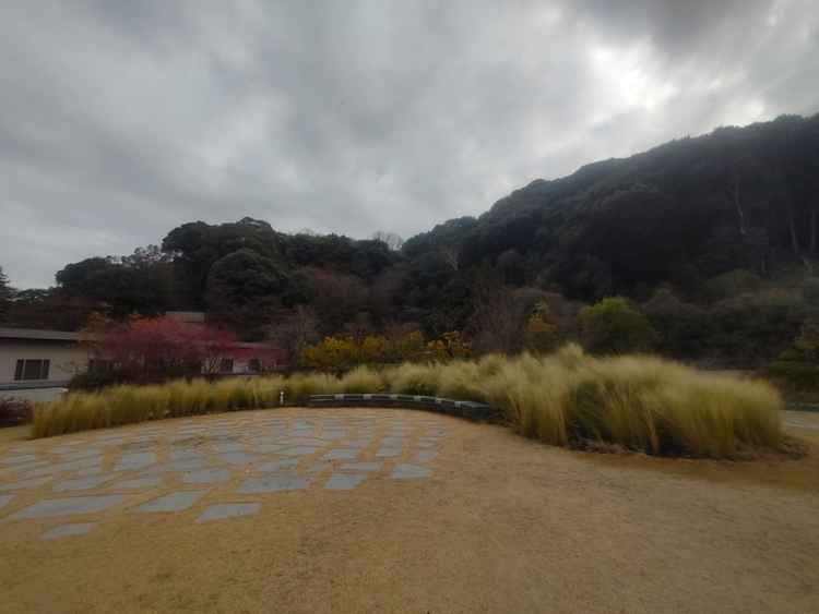披露宴会場から東山を一望できるスペースに出ることができます。