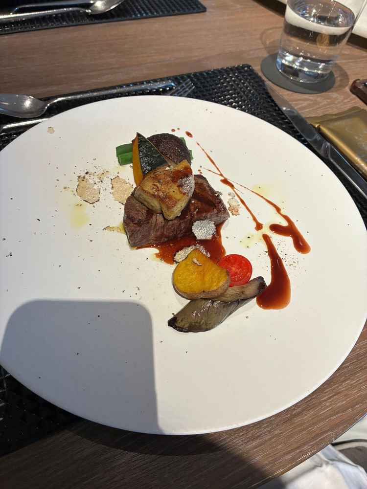 試食。メインの肉料理。牛肉にフォアグラがのっている。