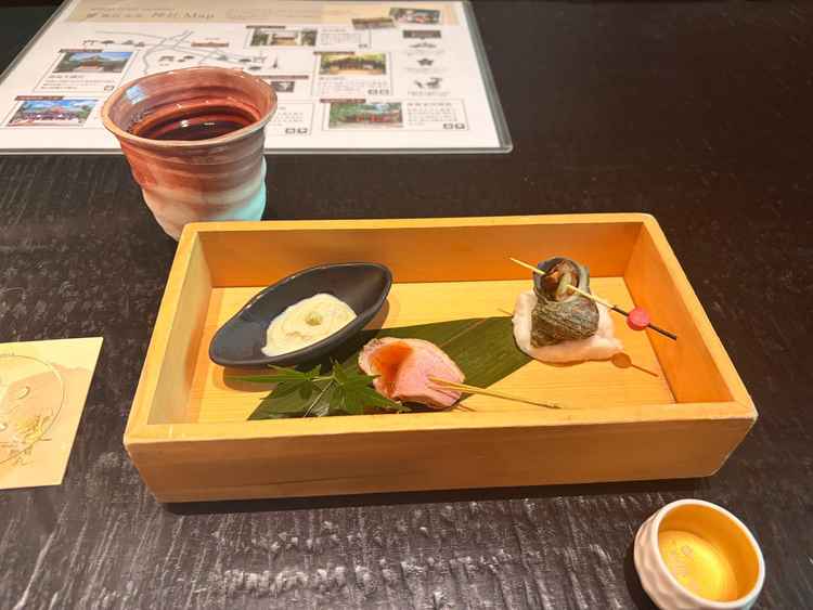 試食の先付けです。サザエの下に引いてある塩が鯛の塩釜で使ってる塩というのが印象に残りました。
