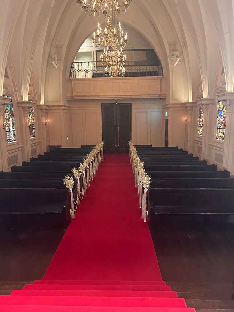 レッドカーペットとダークブラウンの椅子が、自分の好きなイメージでとても良かった