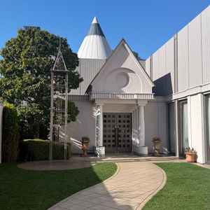 挙式会場を出ると、外がある。ここでバルーンリリースができると聞いて、良いと思った。