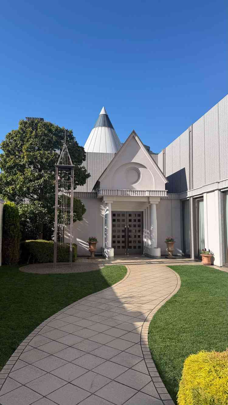 挙式会場を出ると、外がある。ここでバルーンリリースができると聞いて、良いと思った。