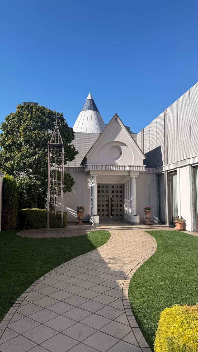 挙式会場を出ると、外がある。ここでバルーンリリースができると聞いて、良いと思った。