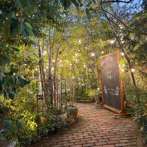 入り口を通ると、一気に式場の世界観へ。