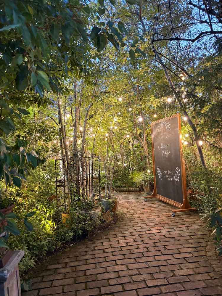 入り口を通ると、一気に式場の世界観へ。