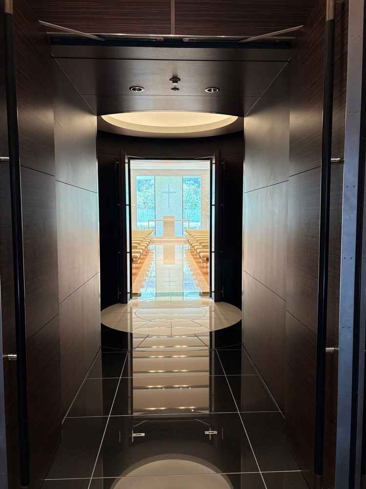 チャペル。チャペルの前に小さな部屋があり、新郎新婦の時間を取ることができる点、よかった。