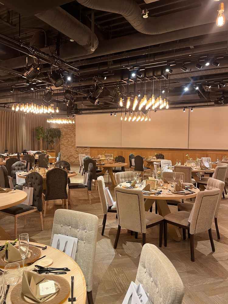 もう一つの披露宴会場。黒と木の調和がシックでとてもスタイリッシュでした。椅子も高級感あって素敵でした