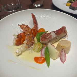 試食でいただいたエビと金目鯛のお料理。手前の橙色のソースはパプリカで出来ててとても美味しかったです。