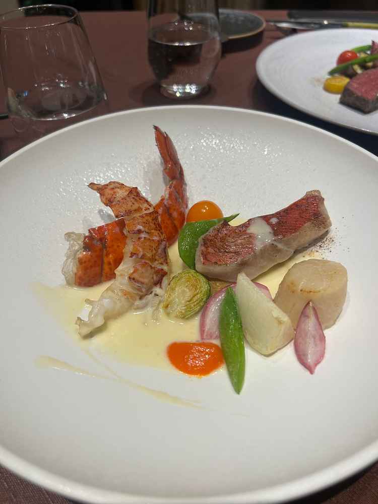 試食でいただいたエビと金目鯛のお料理。手前の橙色のソースはパプリカで出来ててとても美味しかったです。