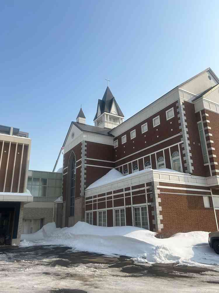 とても大きな建物です。駐車場もあり、車でも安心です。