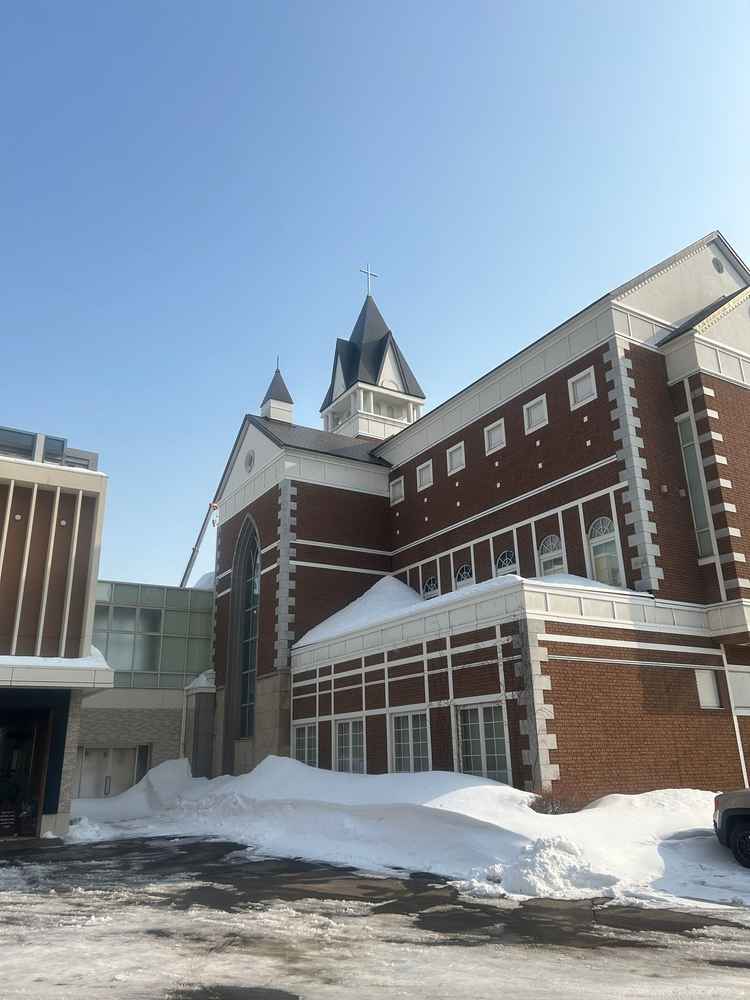 とても大きな建物です。駐車場もあり、車でも安心です。