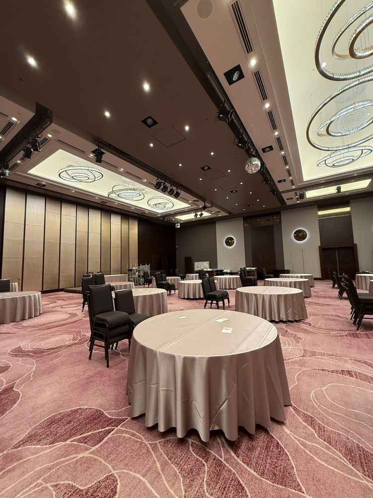 ローズの会場を見学しました。絨毯の色が落ち着きつつも高級感があり、素敵でした。