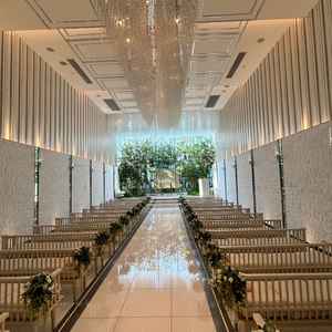 入った瞬間、感動して思わず涙が出た式場。天井のシャンデリアや光の入り方がとても綺麗でした。