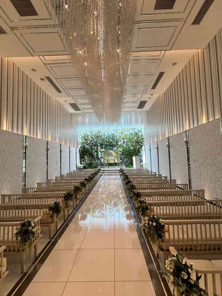 入った瞬間、感動して思わず涙が出た式場。天井のシャンデリアや光の入り方がとても綺麗でした。