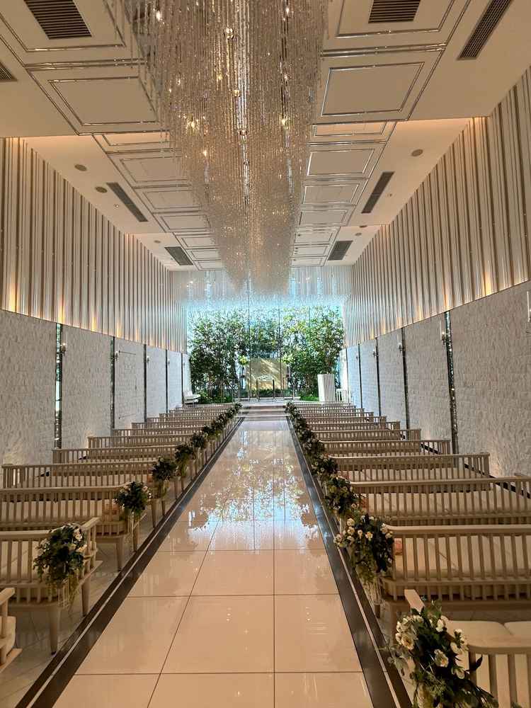 入った瞬間、感動して思わず涙が出た式場。天井のシャンデリアや光の入り方がとても綺麗でした。